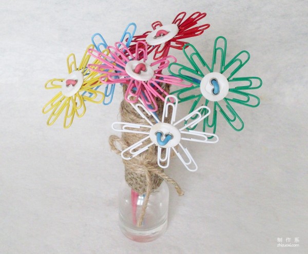 A box of colored paper clips can make flowers of different colors. Paper clips can be used as a creative way to make fashionable flower arrangements.