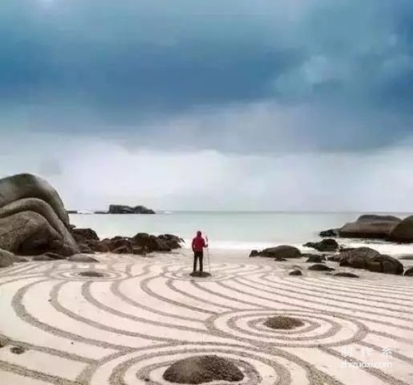 Have you ever seen the most beautiful beach painted with a rake?