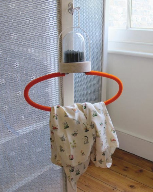 self cleaning clothes hanger