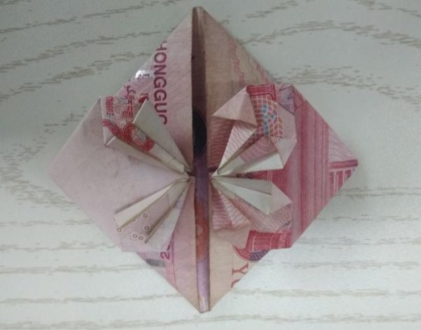 Origami Tutorial-Illustration of a 100 Yuan Love Heart