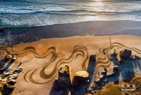 Have you ever seen the most beautiful beach painted with a rake?