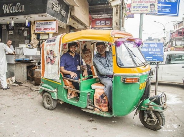 The city knows how to play! When a taxi becomes a mobile art museum