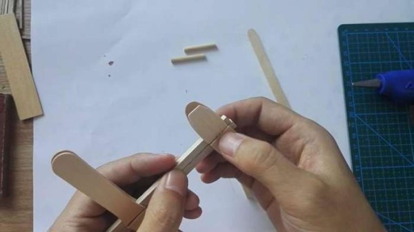 How to use ice cream sticks to make airplane model toys for children