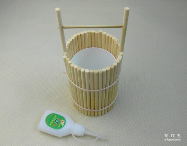 Use disposable chopsticks and bamboo chopsticks to make a DIY simple bucket ornament model for children.