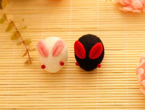 Appreciation of two cute black and white wool felt DIY cute bunny pendant products