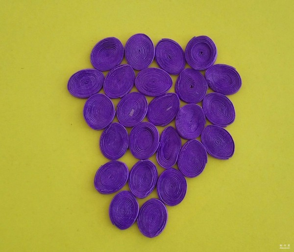 Children use colored sponge paper to make beautiful grape stickers by hand