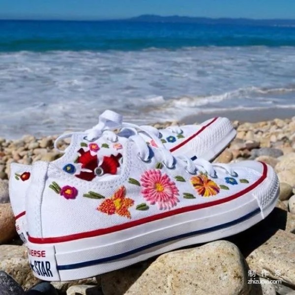 No matter how cheap or ordinary white shoes are, you can make them look beautiful with just one trick.