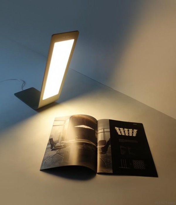 Extremely thin desk lamp