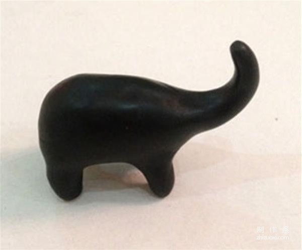 A step-by-step illustration of polymer clay suitable for beginners, how to make hand-made elephant ornaments from polymer clay and plasticine