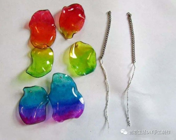 Teach you how to make exquisite jewelry from plastic bottles