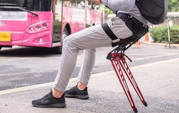 An exoskeleton chair strapped to your buttocks, you can sit down at any time when you’re tired