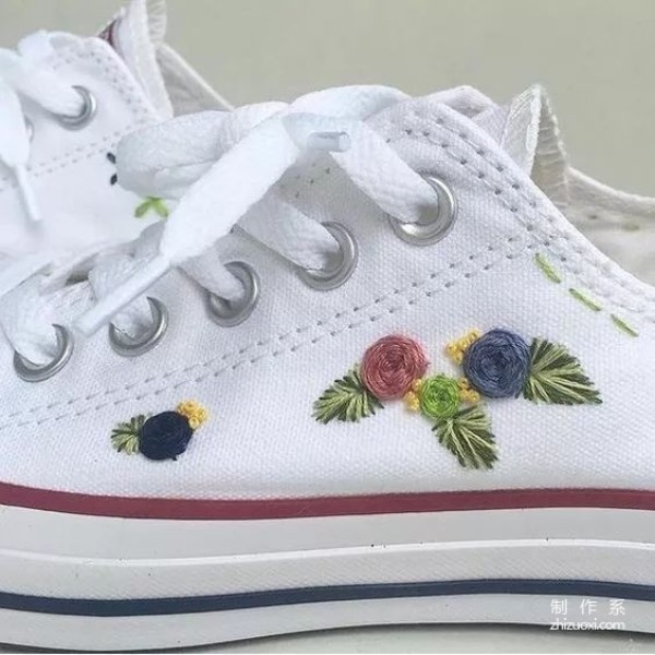 No matter how cheap or ordinary white shoes are, you can make them look beautiful with just one trick.