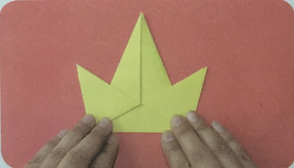 Illustration of how to make origami crown