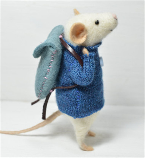 Cute little white mouse made by DIY from handmade wool felt