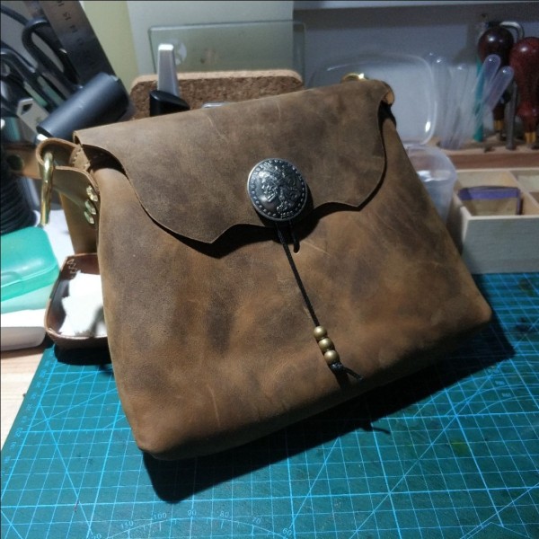 Crazy horse leather hunter bag making