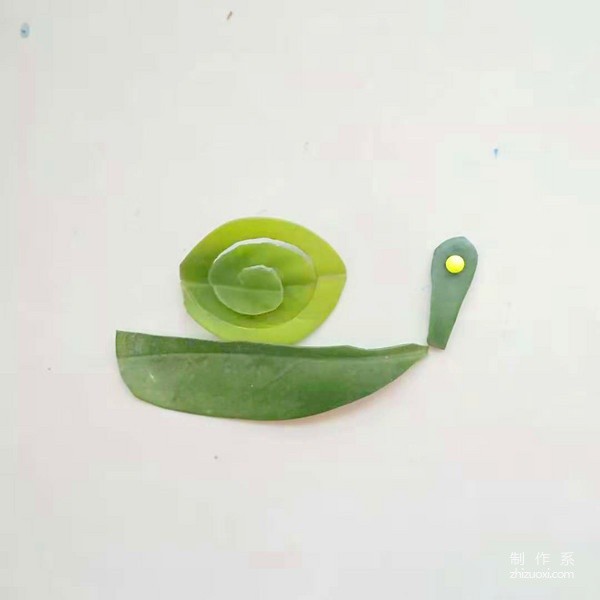 How to paste leaves to draw a cartoon animal snail by hand