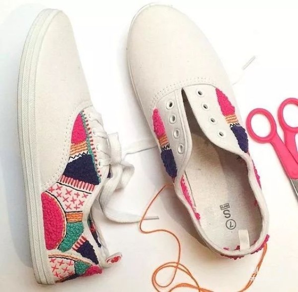 No matter how cheap or ordinary white shoes are, you can make them look beautiful with just one trick.