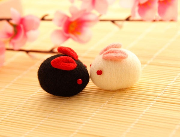 Appreciation of two cute black and white wool felt DIY cute bunny pendant products