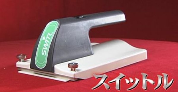 A magical shovel invented in Japan can make it cleaner than wiping it with a cloth!