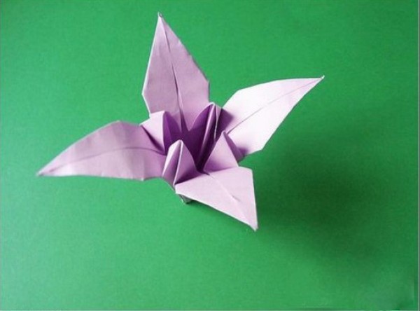 Tutorial on how to make origami lilies for children