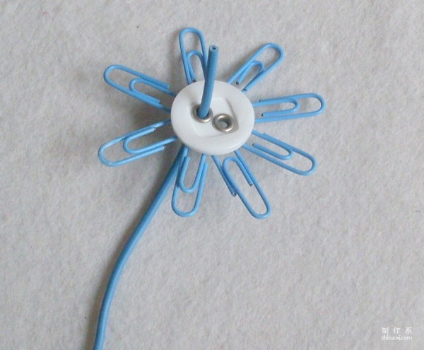 A box of colored paper clips can make flowers of different colors. Paper clips can be used as a creative way to make fashionable flower arrangements.