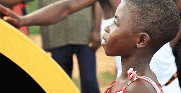 This small tent can solve the problems of drinking water and network coverage in poor areas