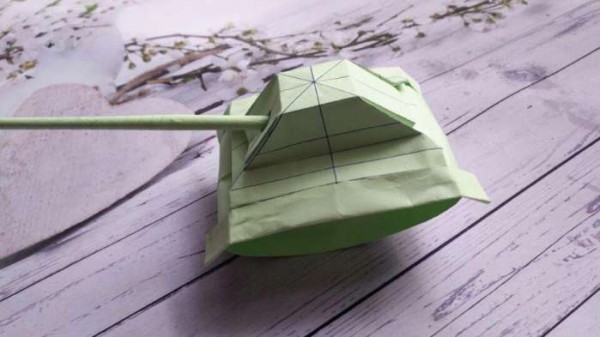 Handmade origami tutorial teaches you how to make a three-dimensional origami tank