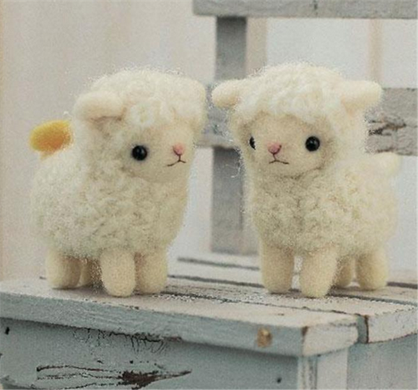 Cute baby sheep twins made by DIY using handmade wool felt