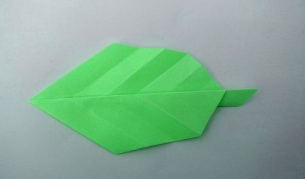 How to fold leaves by hand for children. Illustrated steps for folding leaves.