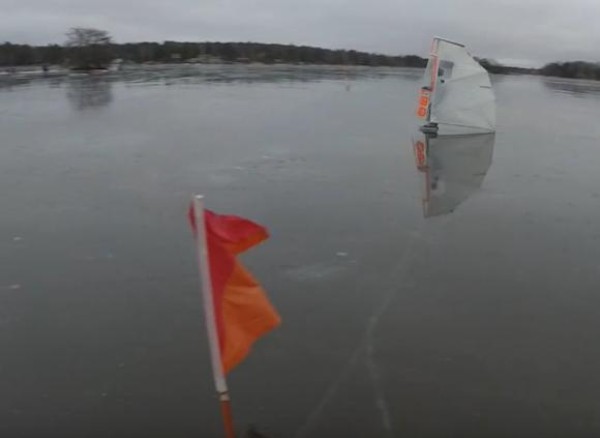 The worlds fastest skating speed, with a sail attached to the body, reaching a speed of 110 kilometers per hour