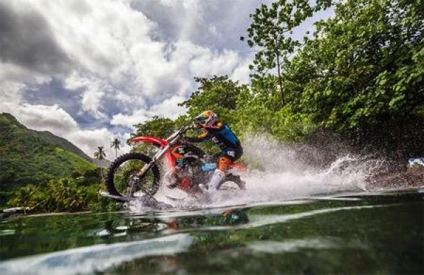 Do you dare to play motorcycle surfing?