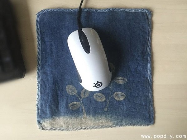 Use a piece of waste cloth to creatively DIY and make a beautiful woven and dyed fabric mouse pad