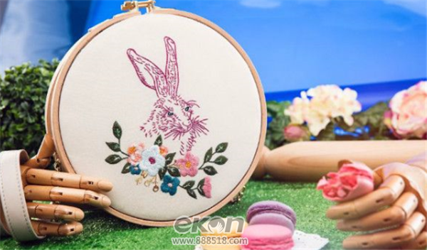 DIY Creative Life Museum shares this hand-embroidered bag to be more fashionable!