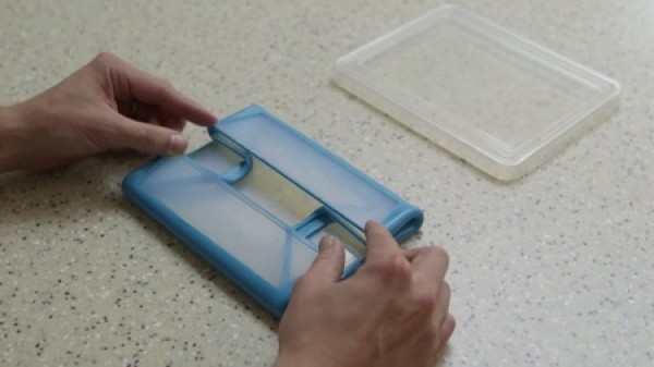 Folding plastic lunch box