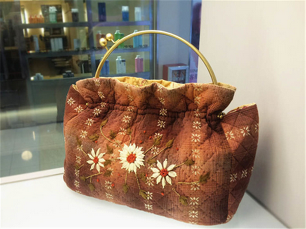 Creative hand embroidery DIY beautiful rose handbag and chrysanthemum handbag