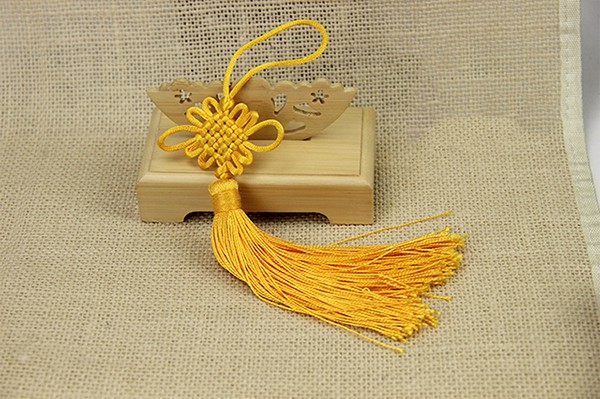 Appreciation of colorful handmade DIY woven Chinese knots