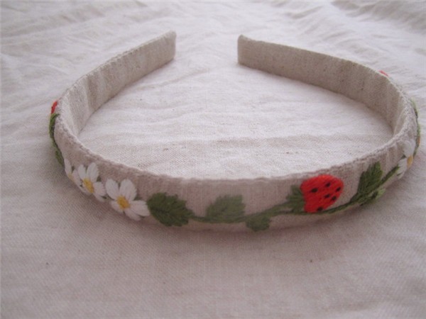 DIY hand-embroidered literary and fresh strawberry headband