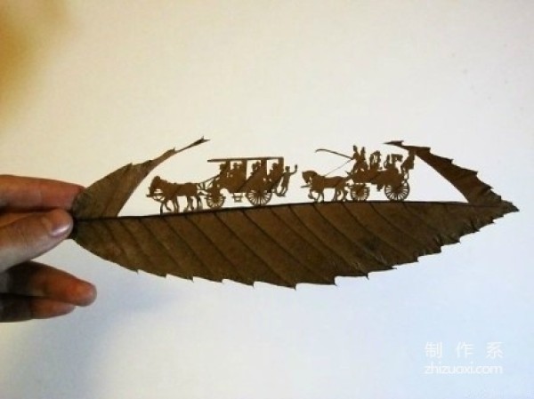 Using a knife and needle to carve fallen leaves, this kind of creativity makes me cry