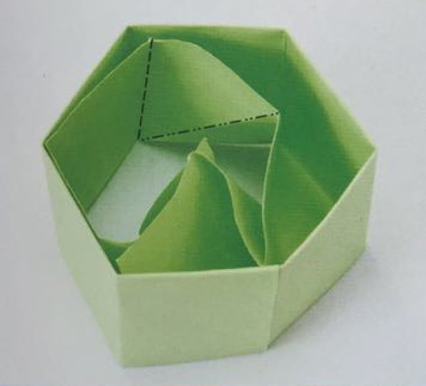 Step-by-step illustration of making a box made of heaven by hand origami