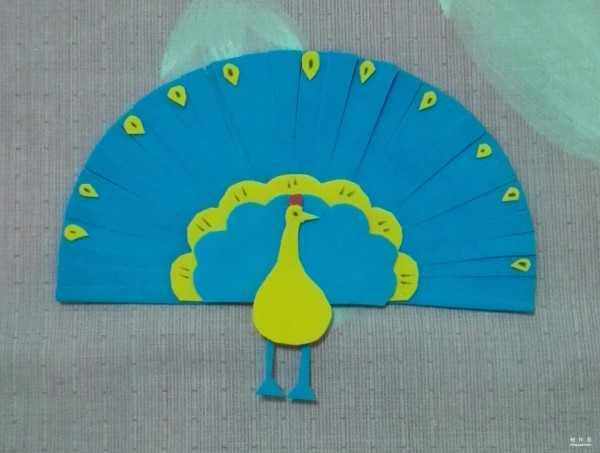 Children use colored sponge paper to make beautiful peacock stickers for children.