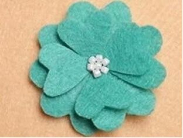 How to make fun double-layered flowers using felt cloth