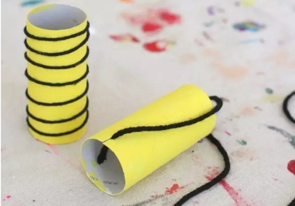 Tutorial on how to make origami bees using paper tubes