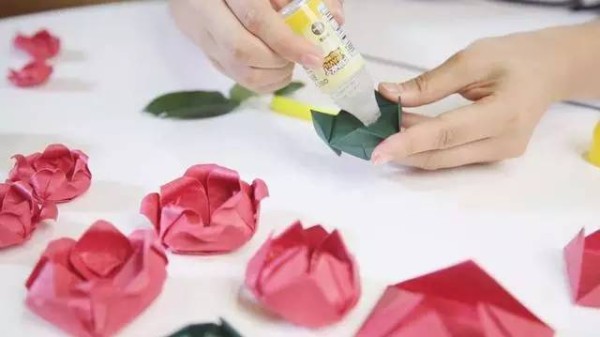 The hand-making process of roses (2)