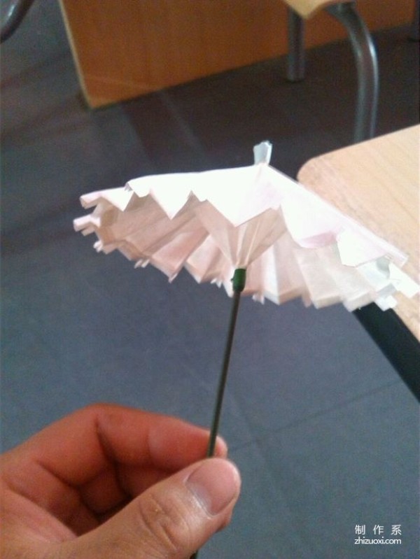 Jiangnan oil paper umbrella, paper umbrella handmade origami tutorial illustration