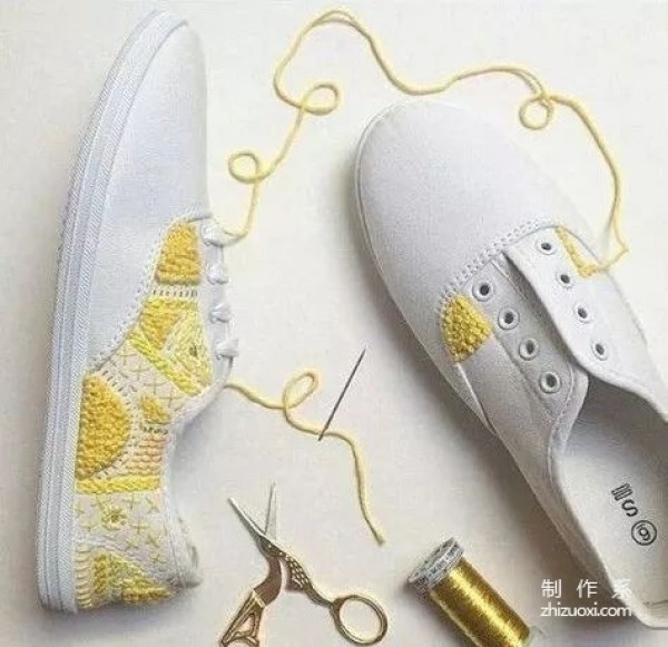 No matter how cheap or ordinary white shoes are, you can make them look beautiful with just one trick.