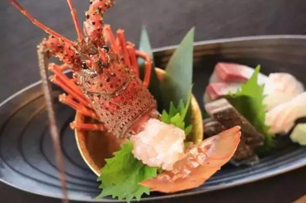 A Japanese boy carves a live wooden lobster, which is so ingenious that it looks like the real thing.