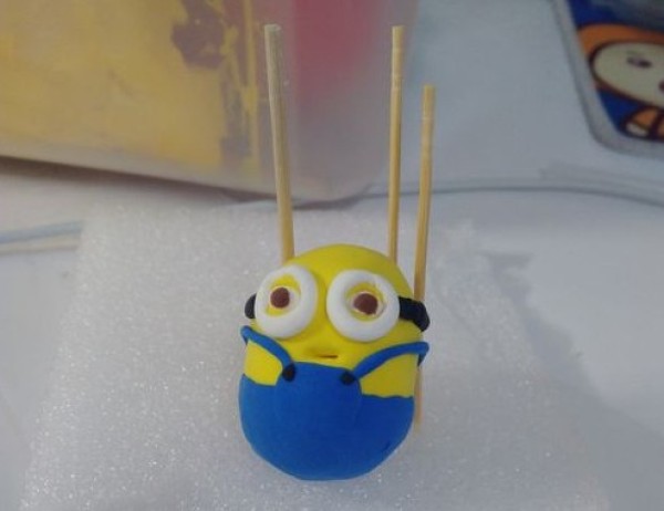 Illustrated tutorial for making minion from ultra-light clay. How to knead minion.