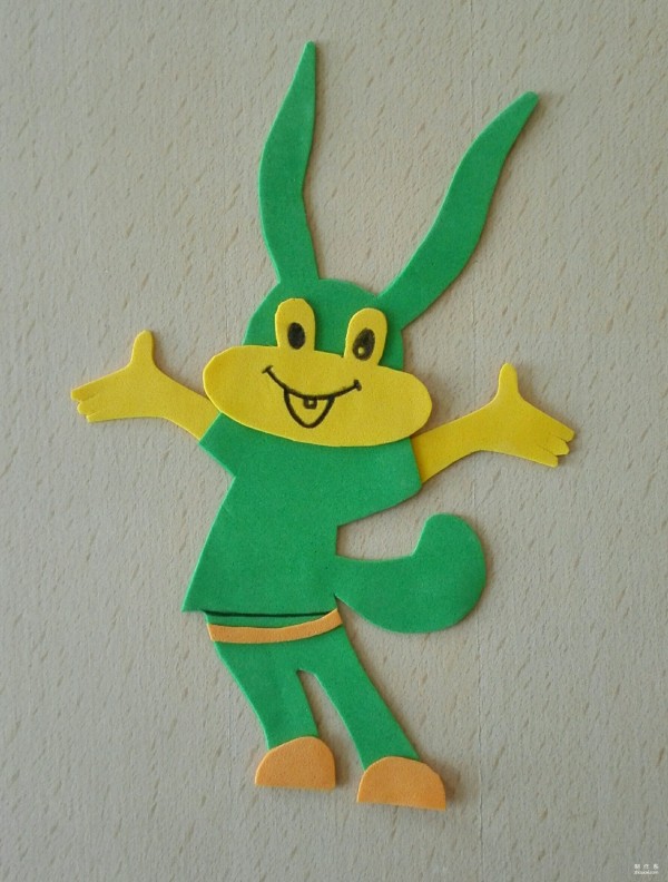 Childrens handicrafts teach you to use sponge paper to make a cute little bunny sticker with live waves.