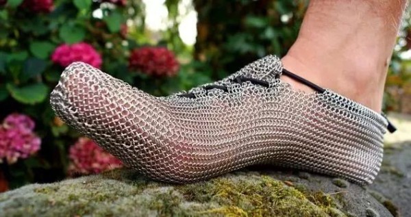 Shoes made of stainless steel mesh give you the pleasure of bare feet