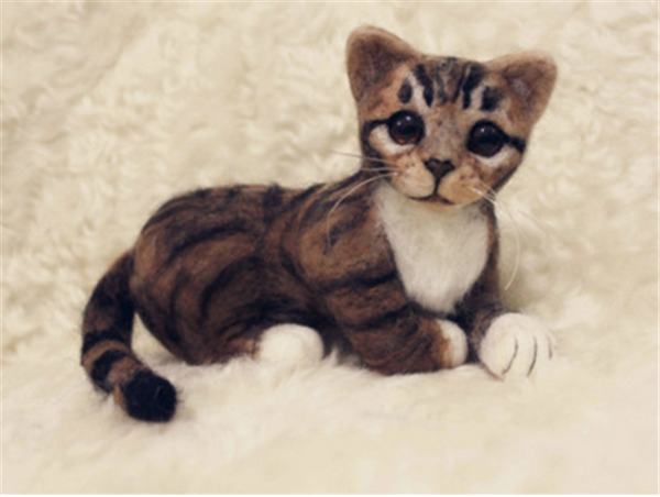 Wool felt handmade DIY works are elegant and cute cats